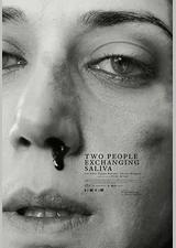 两个人交换唾液